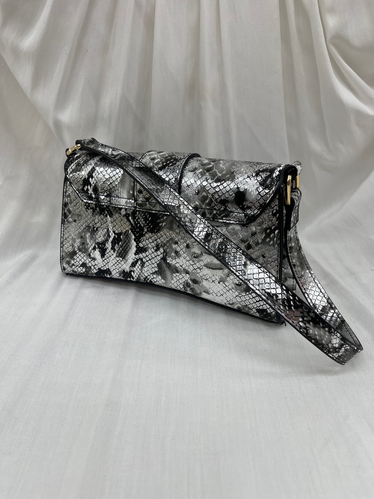 Pochette effet python avec boucle dorée - Sophistication animale