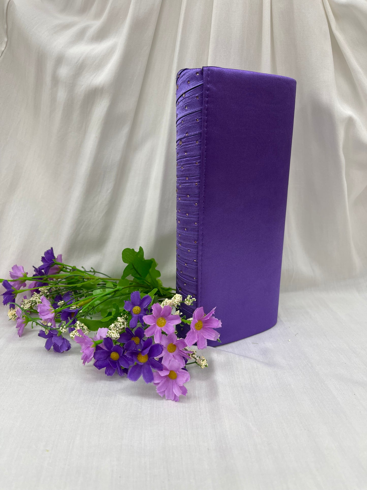 Pochette en velours violet avec strass scintillants - Sublimez vos looks nocturnes