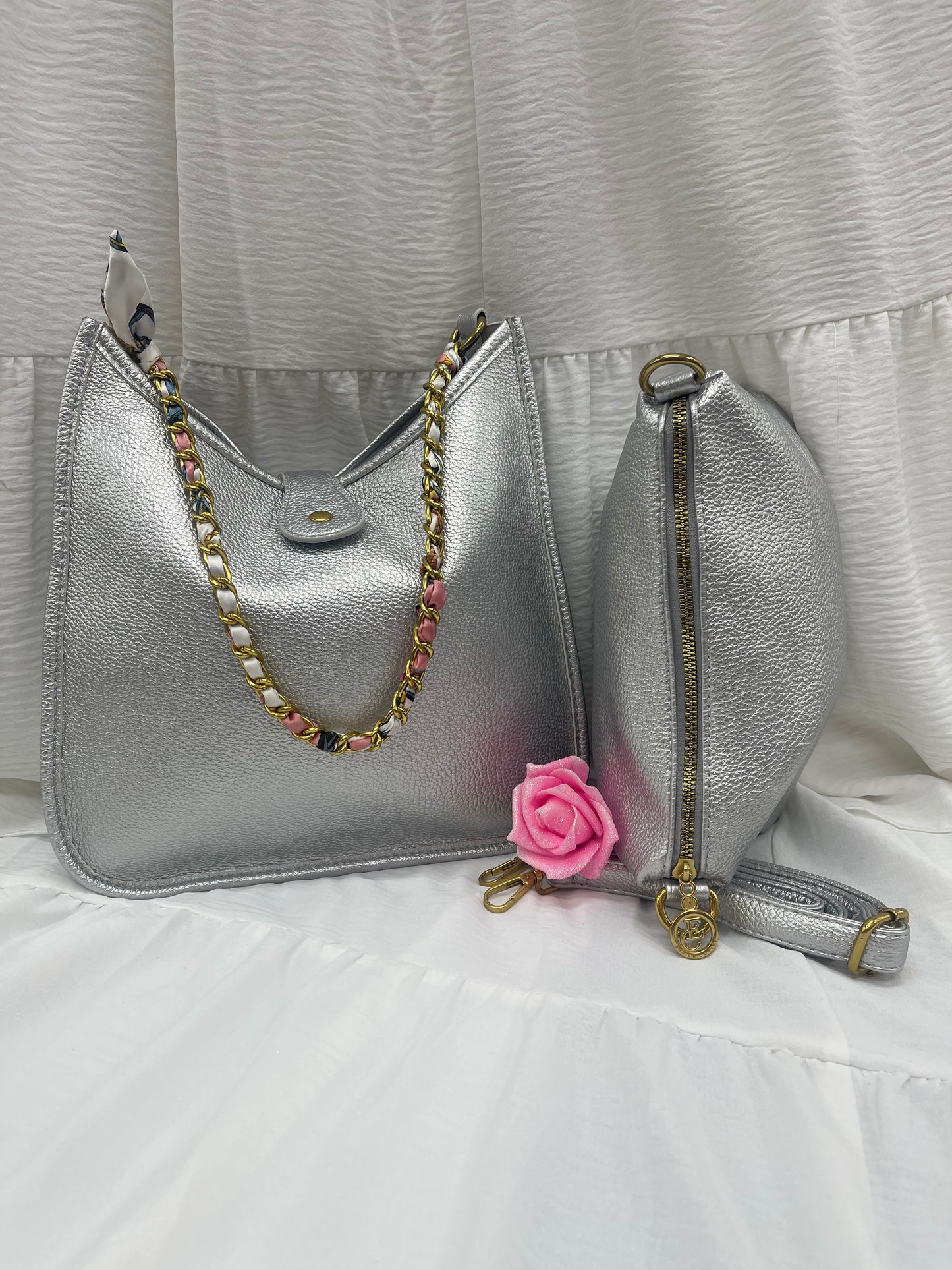 Ensemble de sacs argentés avec chaîne dorée - Élégance éclatante