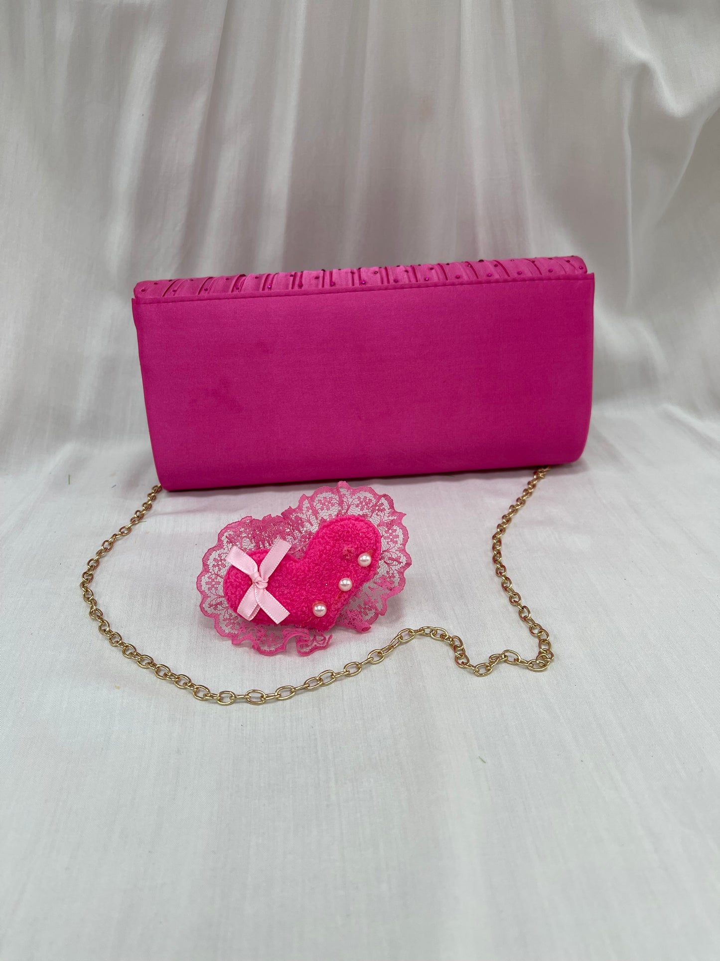 Pochette glamour fuchsia avec détails scintillants – Élégance assurée