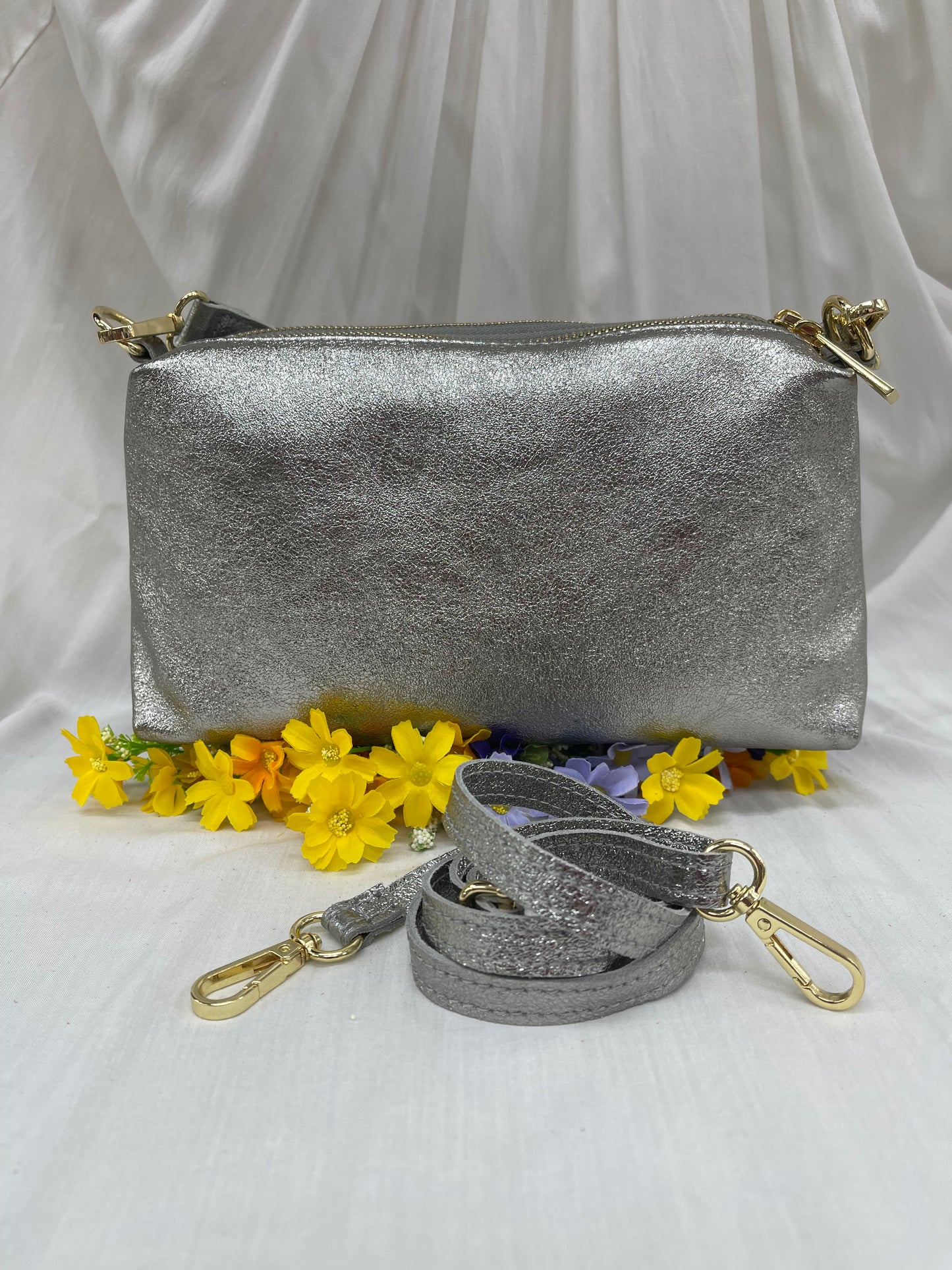 Pochette en cuir argent chic avec détails dorés - Éclat et raffinement