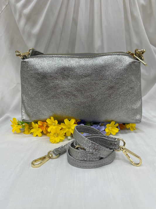 Pochette en cuir argent chic avec détails dorés - Éclat et raffinement