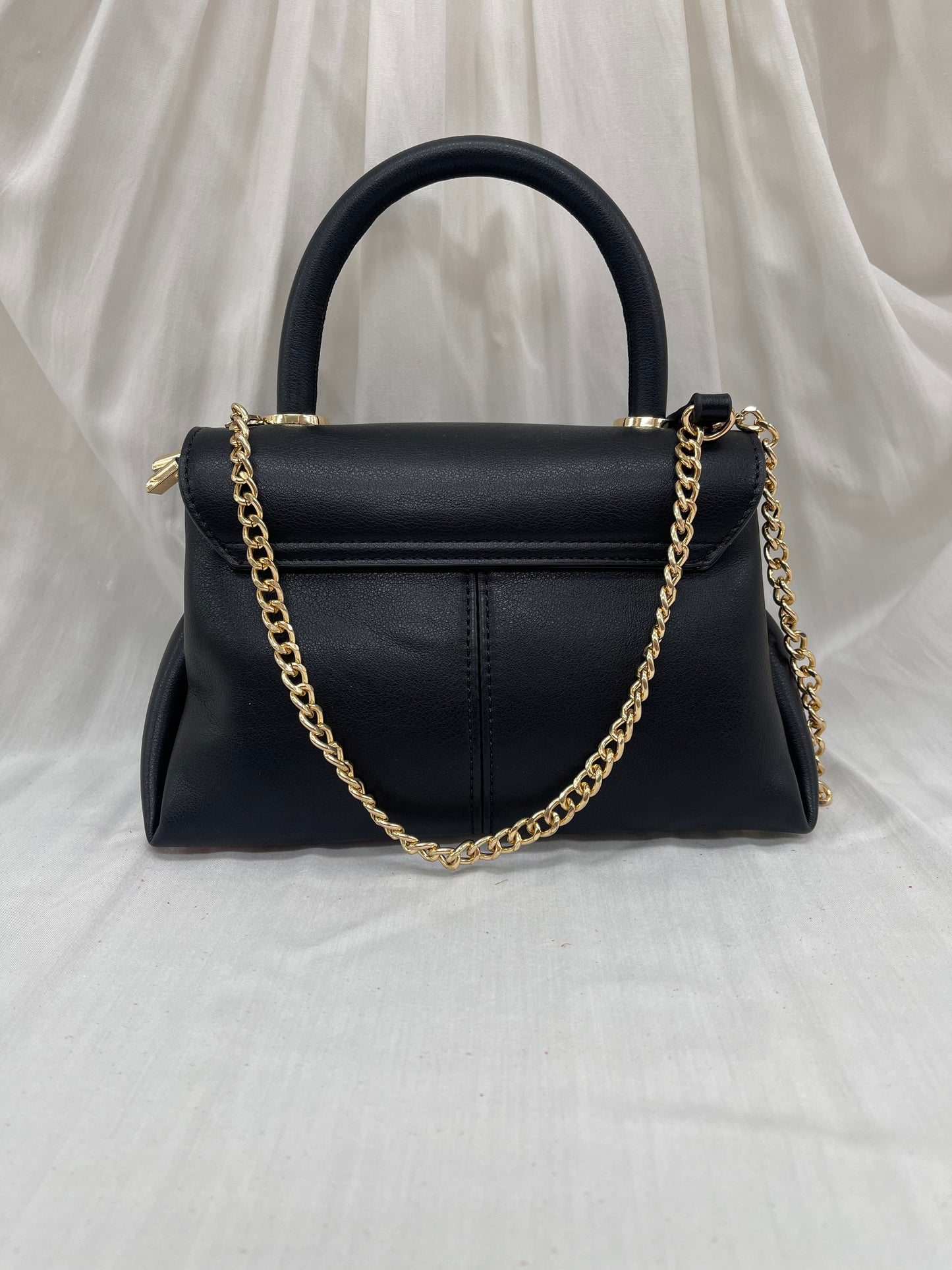 Sac noir chic avec chaîne et fermoir raffiné - Compact et élégant