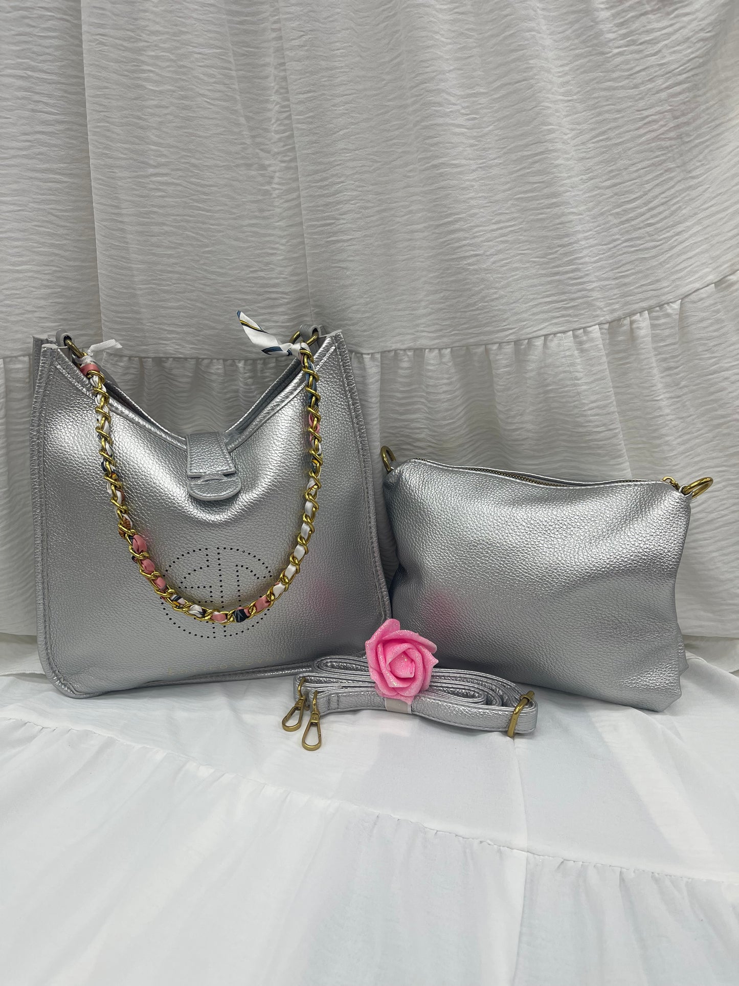 Ensemble de sacs argentés avec chaîne dorée - Élégance éclatante