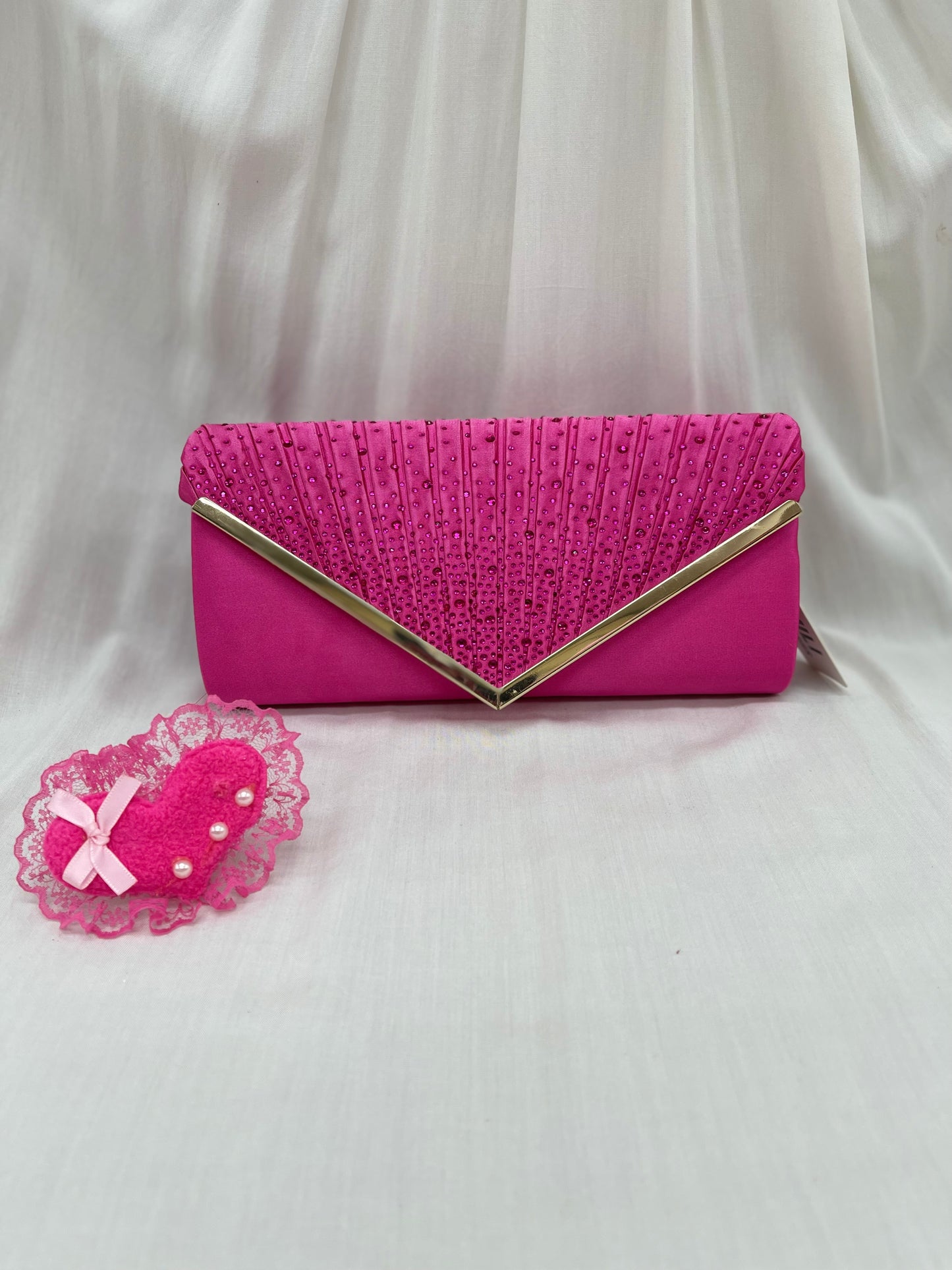 Pochette glamour fuchsia avec détails scintillants – Élégance assurée