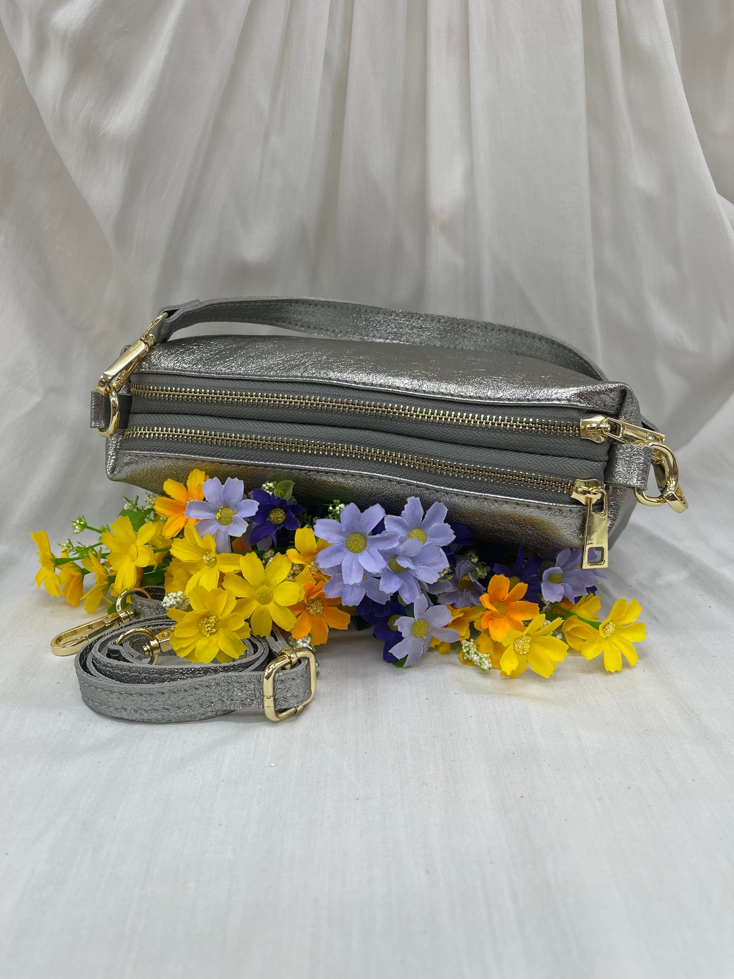 Pochette en cuir argent chic avec détails dorés - Éclat et raffinement