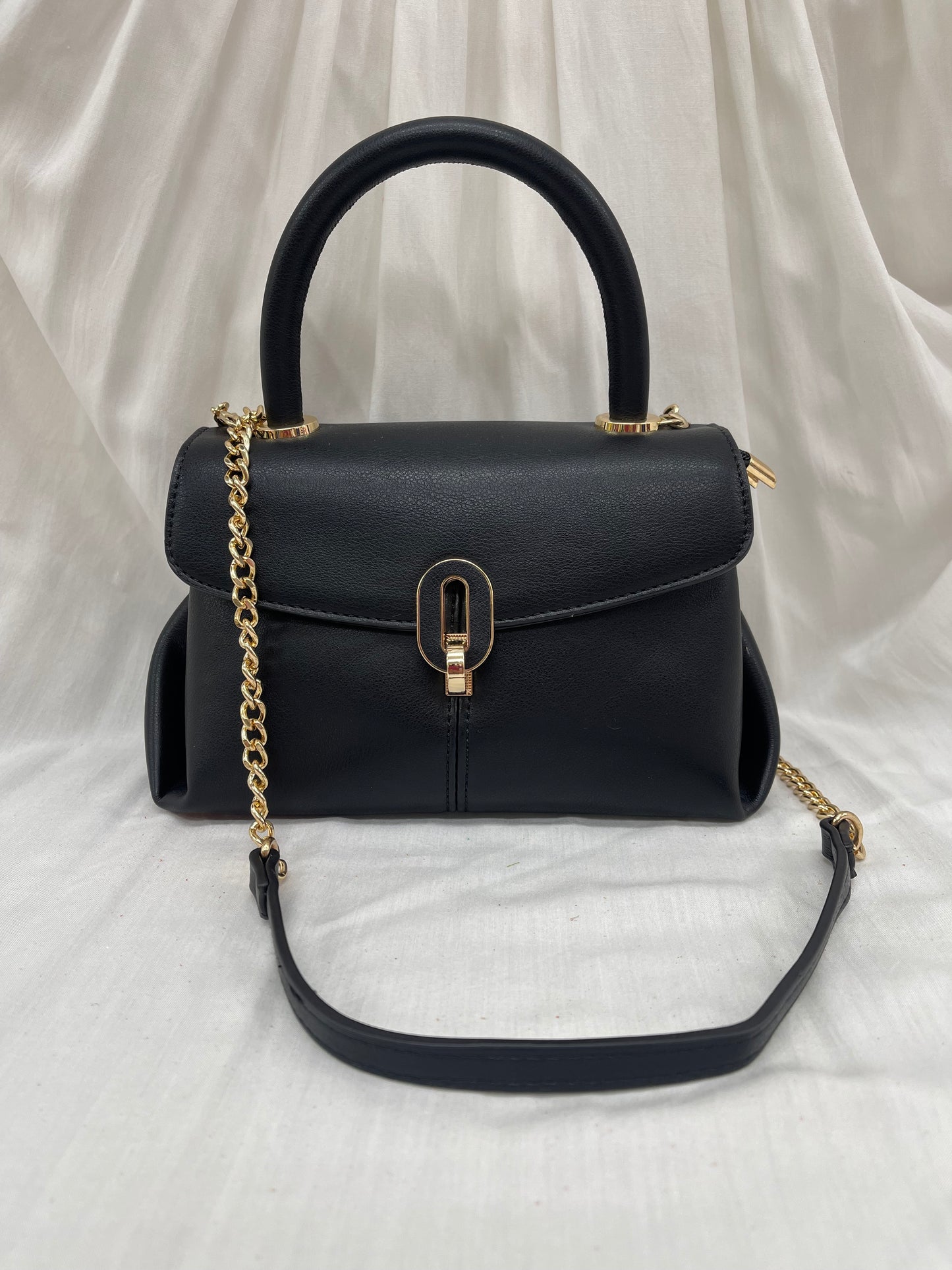 Sac noir chic avec chaîne et fermoir raffiné - Compact et élégant