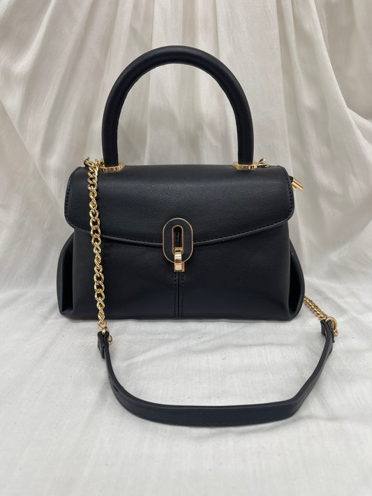 Sac noir chic avec chaîne et fermoir raffiné - Compact et élégant