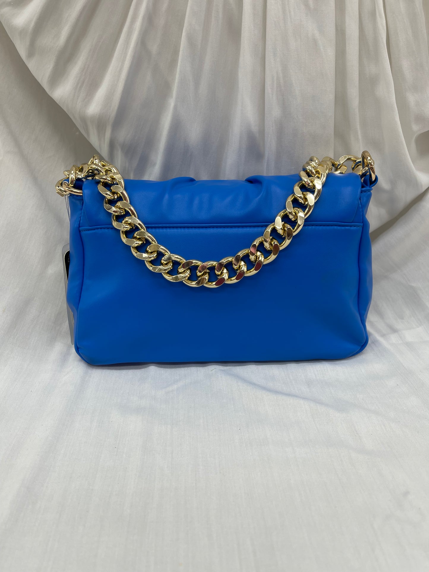 Sac bleu royal avec chaîne dorée - Élégance et audace