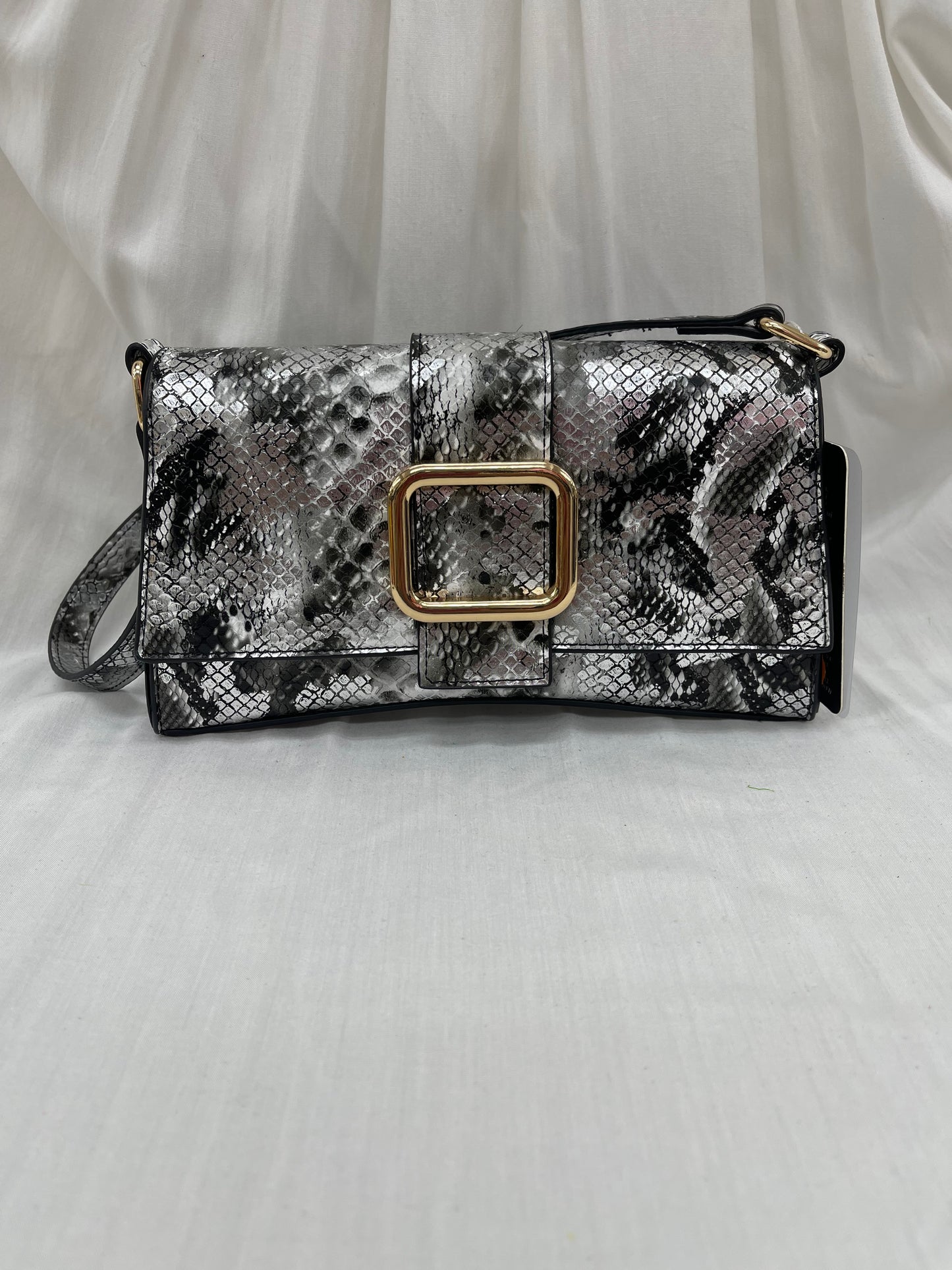 Pochette effet python avec boucle dorée - Sophistication animale