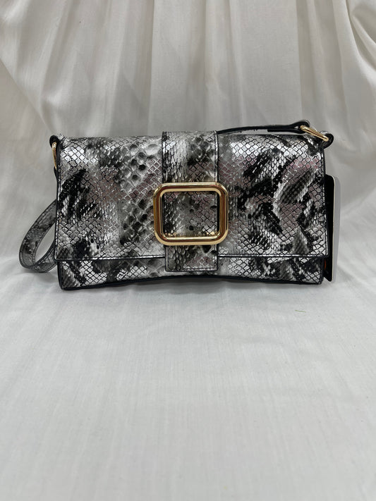 Pochette effet python avec boucle dorée - Sophistication animale
