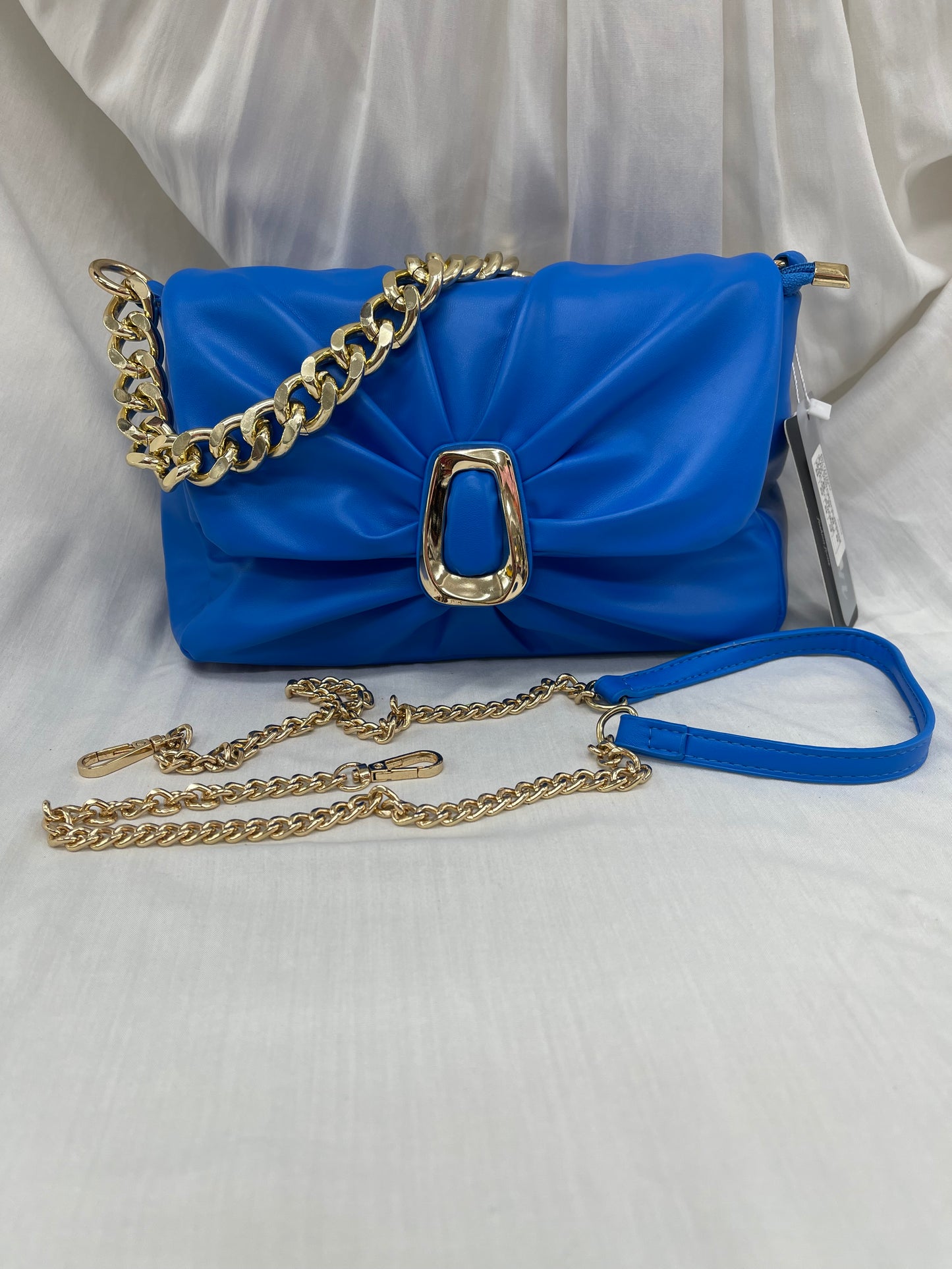Sac bleu royal avec chaîne dorée - Élégance et audace