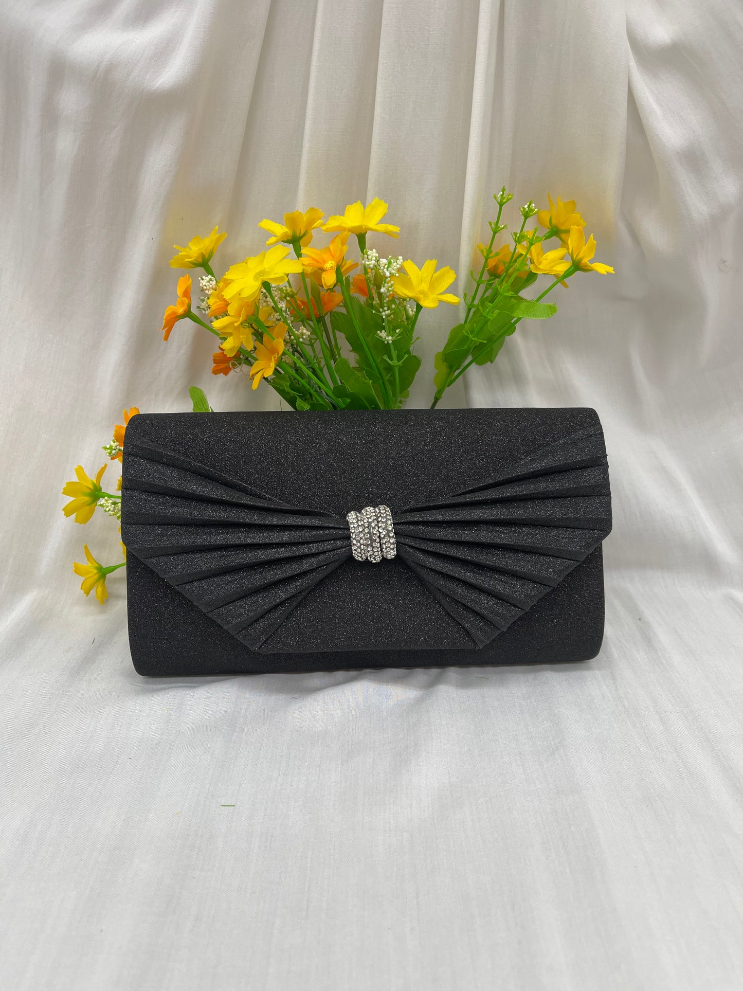 Sac de soirée noir avec noeud plissé - Brillez en toute simplicité