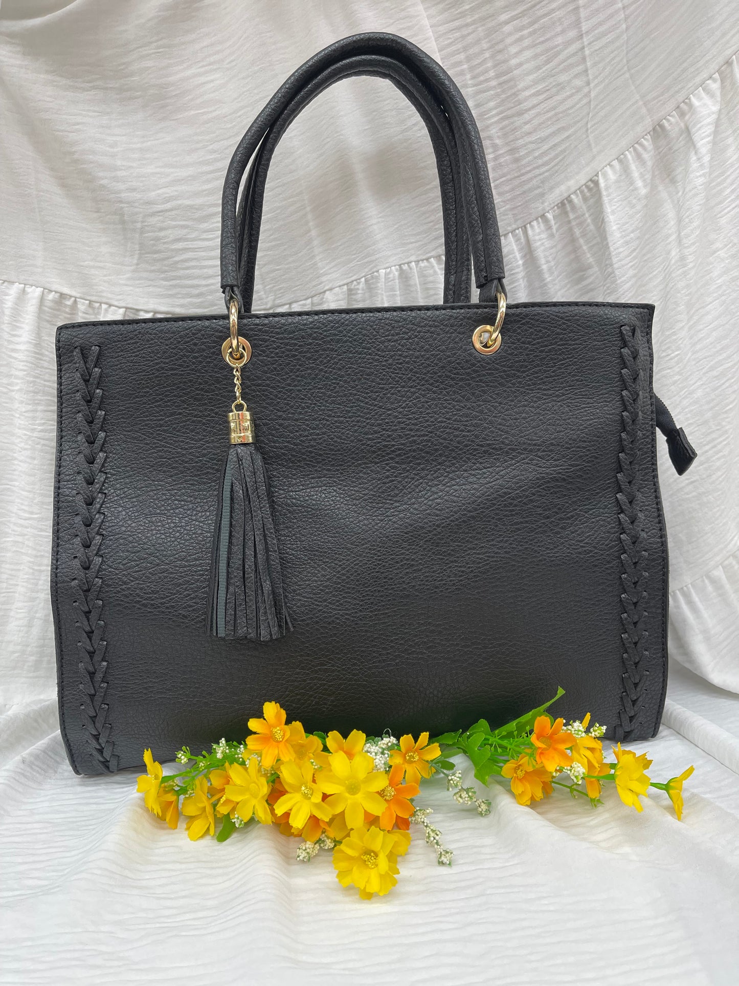 Sac à main noir avec détails tressés - Style chic et moderne