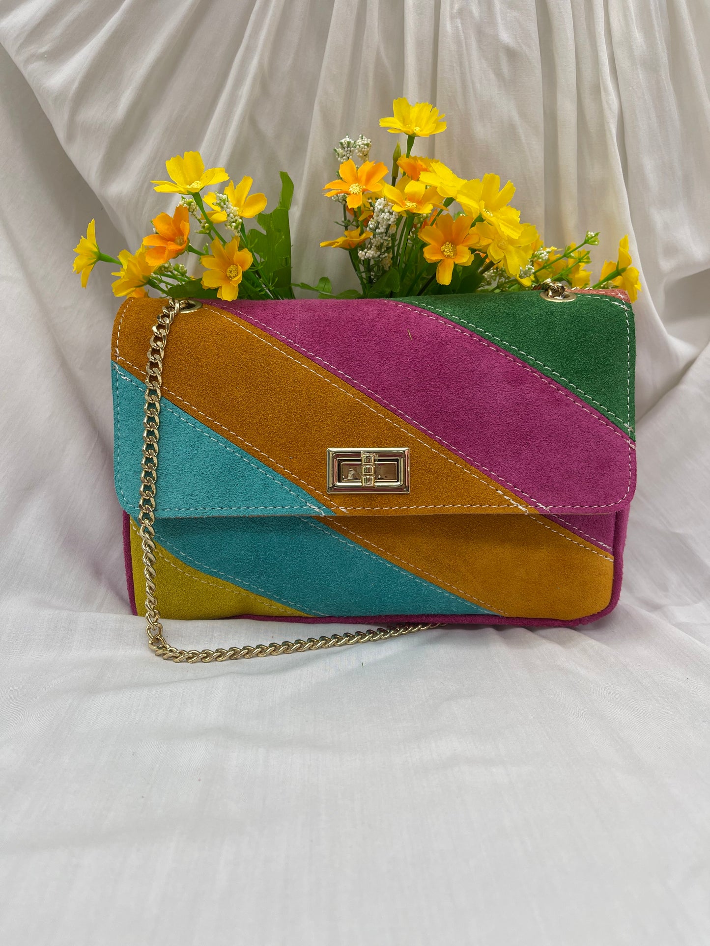 Pochette en cuir suédine douce et colorée - Une touche de sophistication