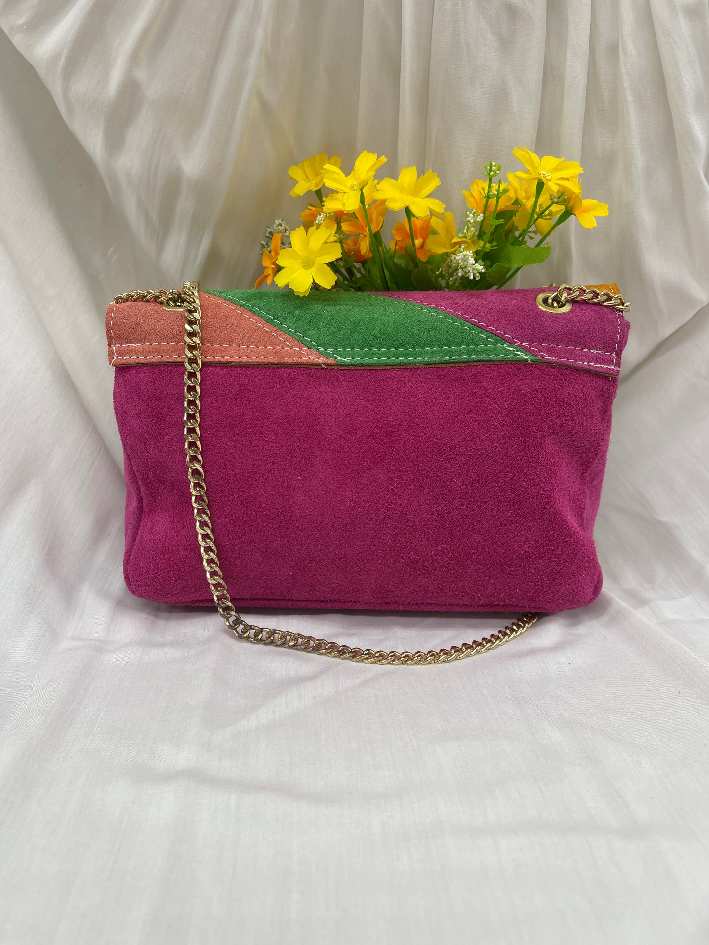 Pochette en cuir suédine douce et colorée - Une touche de sophistication