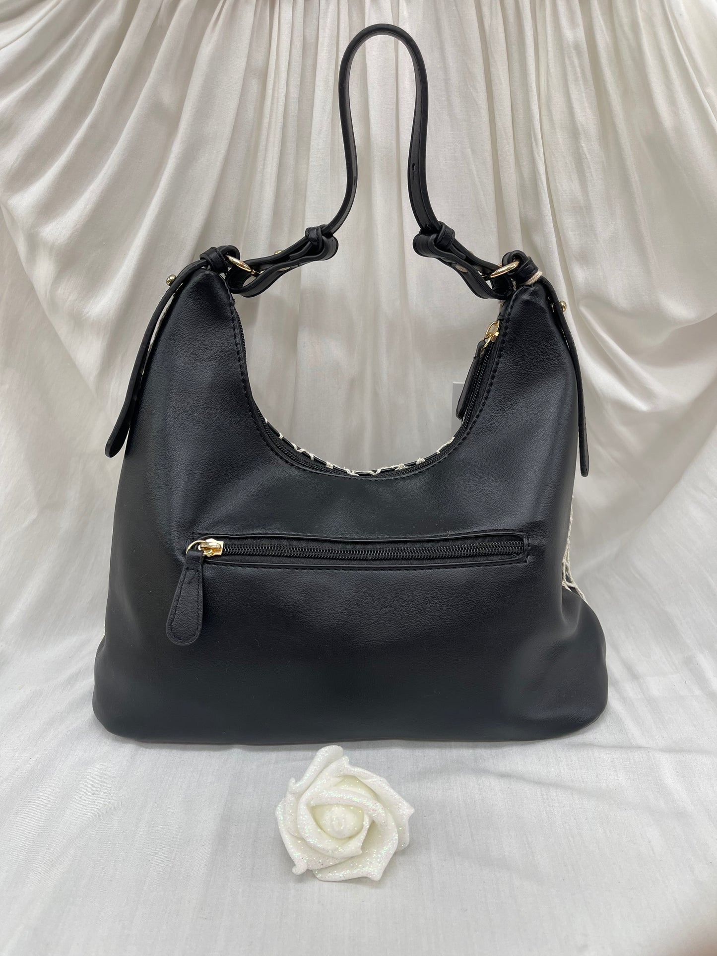 Sac noir avec détails en filet blanc - Élégance audacieuse